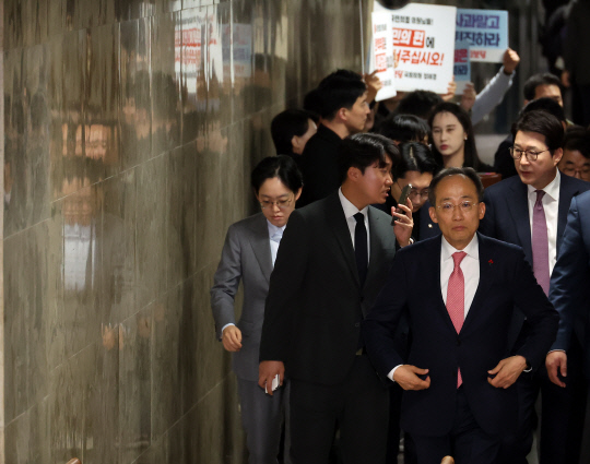 추경호 국민의힘 원내대표가 7일 국회 국민의힘 의원총회 회의장을 나서고 있다.[연합뉴스]